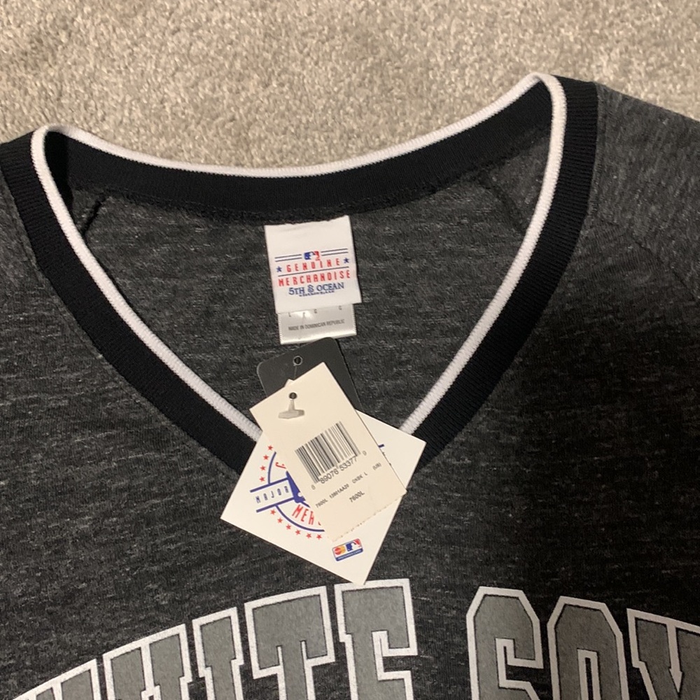 NWT women’s White Sox v-neck tee - Picture 2 of 4